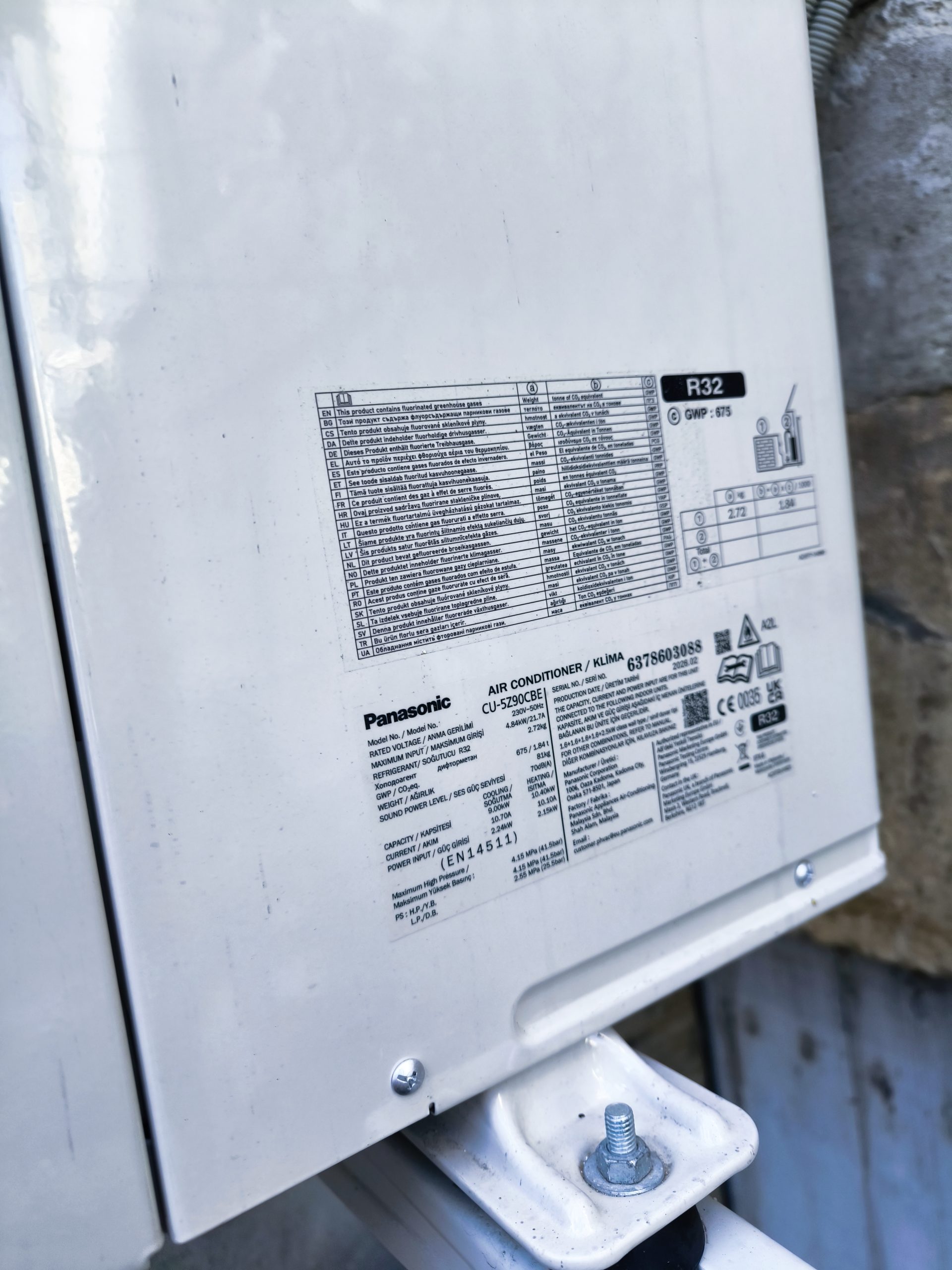 Plaque signalétique d'un équipement Panasonic de climatisation installé à Cognac